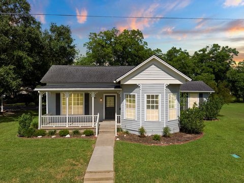 Photo of 206 Mulberry Street, Hallettsville, TX 77964 (MLS # 62998064)