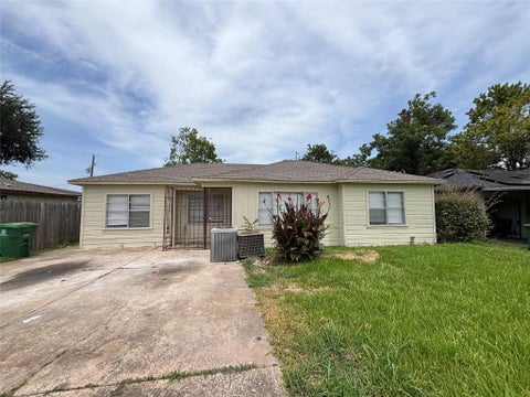 Photo of 3521 Grassmere Street, Houston, TX 77033 (MLS # 19377168)