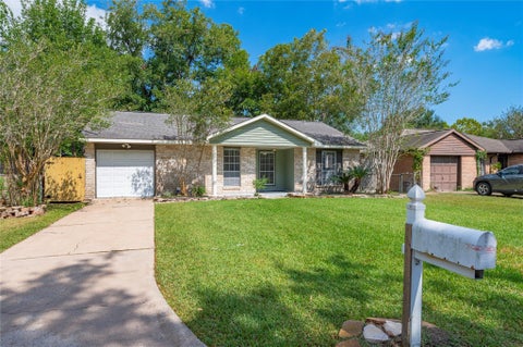 Photo of 501 Bellmar Lane, Friendswood, TX 77546 (MLS # 44352600)