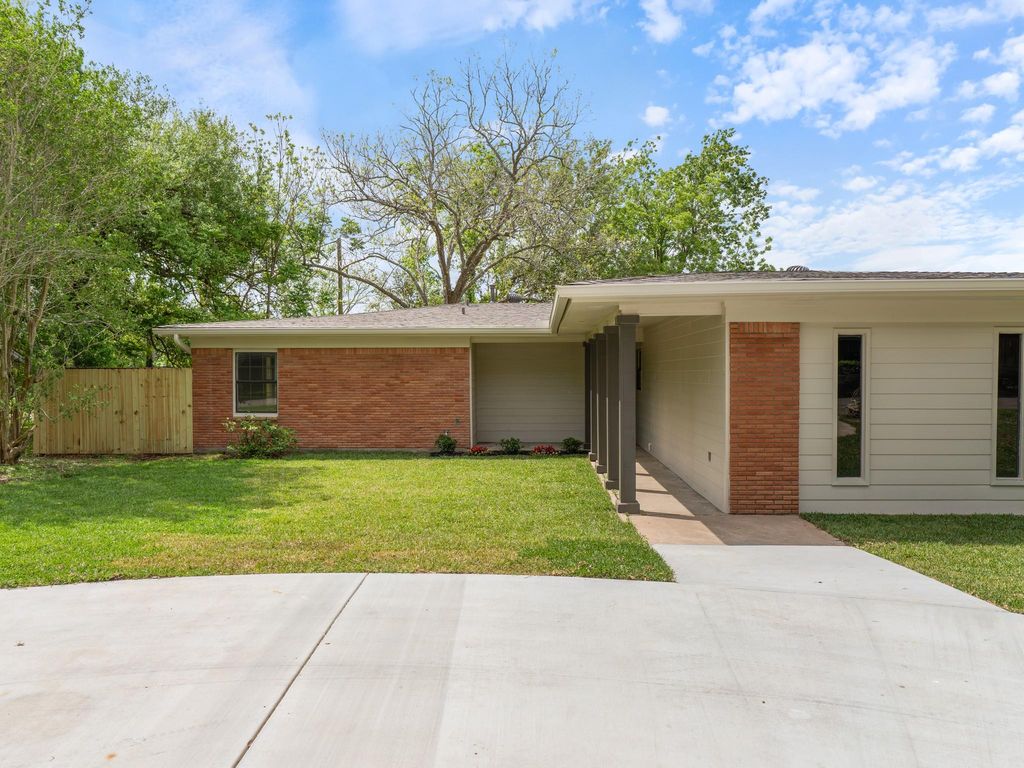 Photo of 2502 Oak Drive, Bay City, TX 77414 (MLS # 10155443)