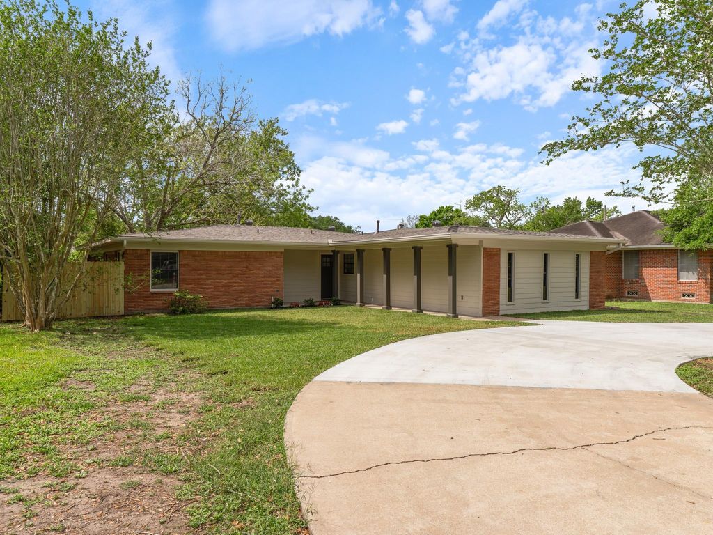 Photo of 2502 Oak Drive, Bay City, TX 77414 (MLS # 10155443)
