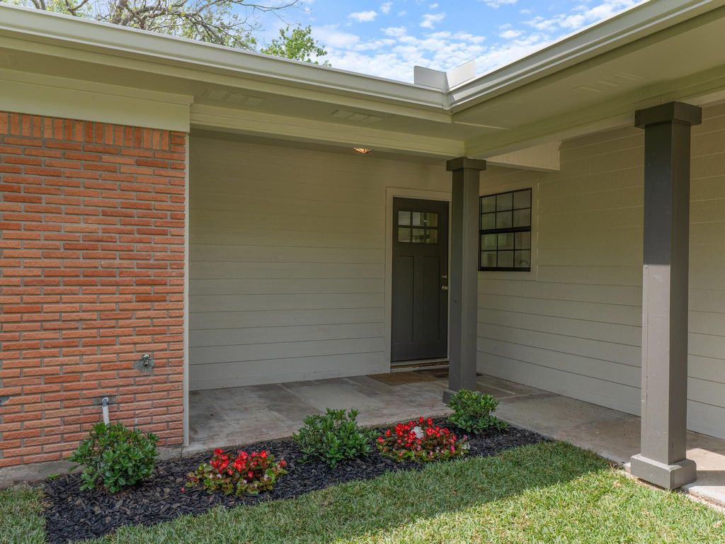 Photo of 2502 Oak Drive, Bay City, TX 77414 (MLS # 10155443)