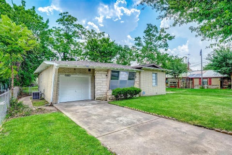 Photo of 4440 Castor Street, Houston, TX 77022 (MLS # 96749903)