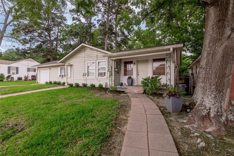 Photo of 1412 22nd Street #B, Huntsville, TX 77340 (MLS # 54526505)