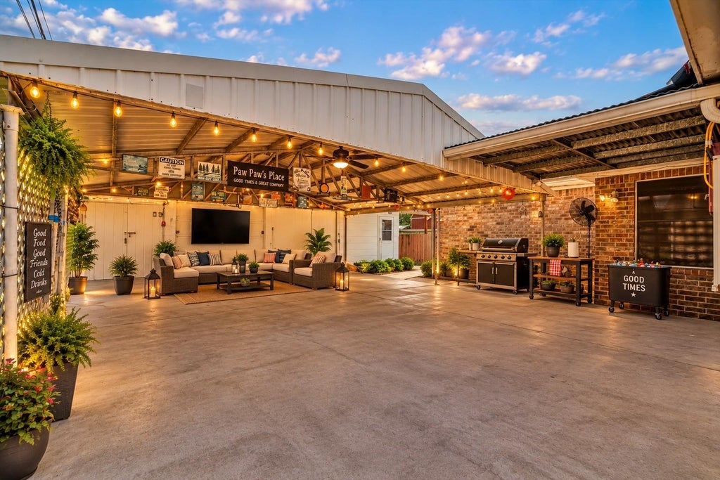 Photo of 120 Fern Lane, Highlands, TX 77562 (MLS # 33750095)