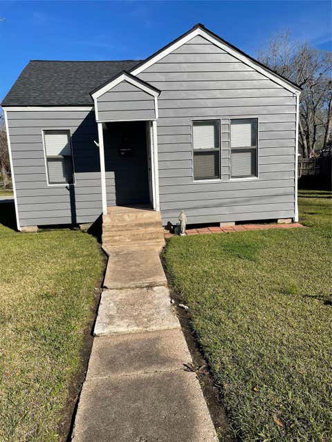Photo of 705 Cincinnati Street, Angleton, TX 77515 (MLS # 92680653)