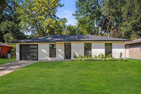 Photo of 1230 W Donovan Street, Houston, TX 77091 (MLS # 32599008) Photo of 1230 W Donovan Street, Houston, TX 77091 (MLS # 32599008)
