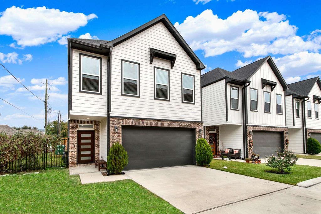 Photo of 6635 Tc Jester Boulevard #A, Houston, TX 77007 (MLS # 28326841)