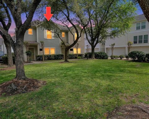 Photo of 850 W Heights Hollow Lane, Houston, TX 77007 (MLS # 31852010)