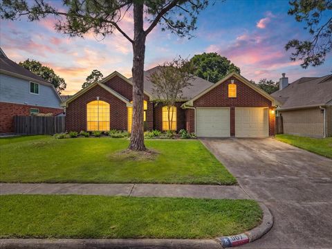 Photo of 907 Noble Springs Road, Houston, TX 77062 (MLS # 22731956)