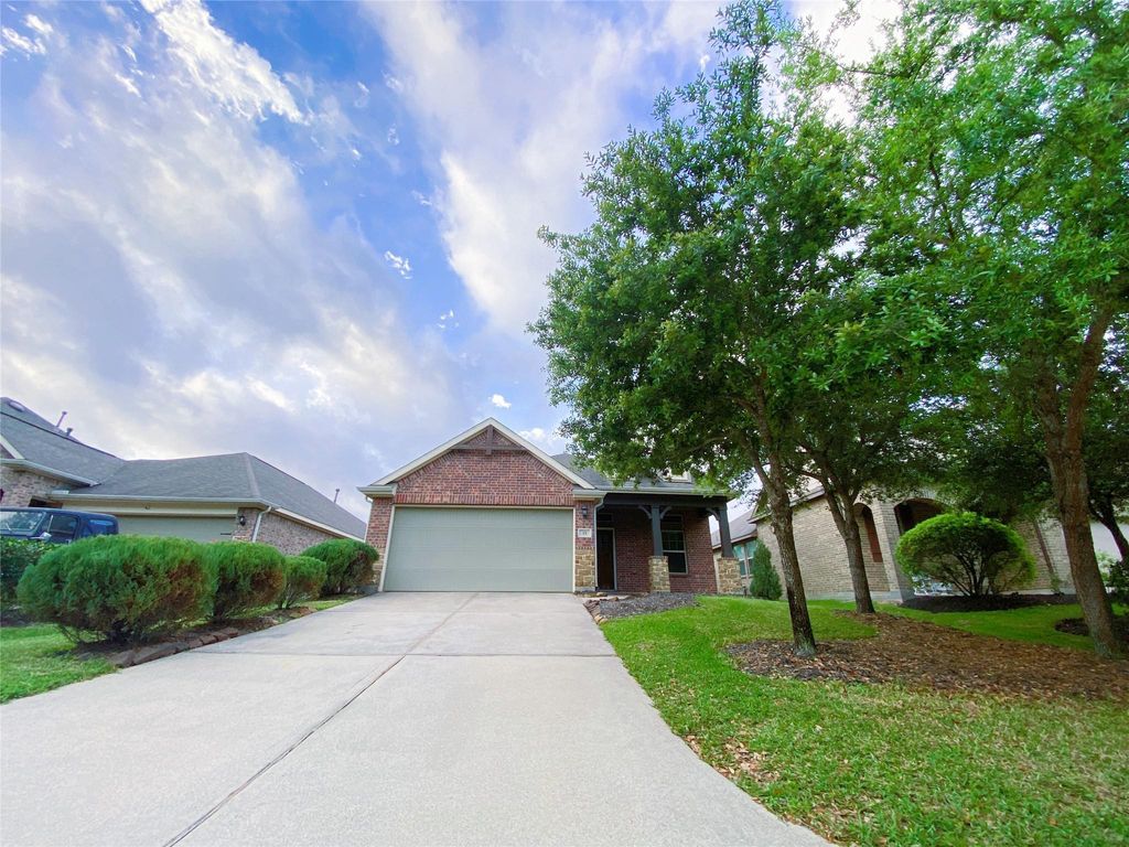 Photo of 15 Butternut Grove Place, Tomball, TX 77375 (MLS # 9622636)