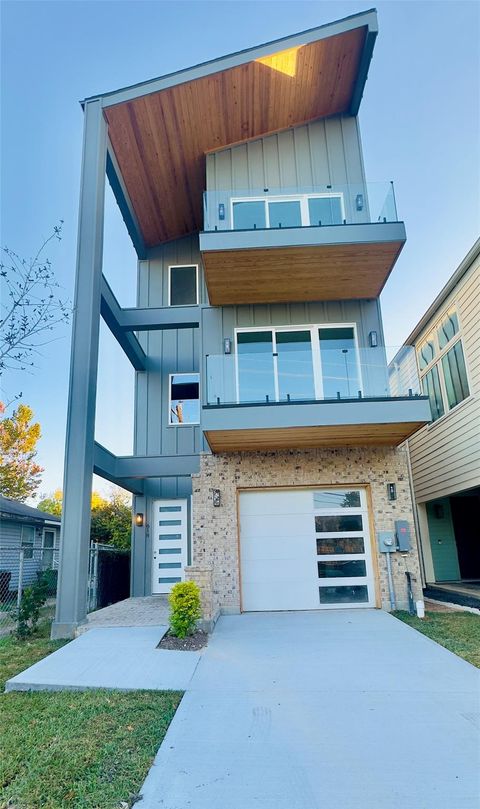 Photo of 618 E 35th Street, Houston, TX 77022 (MLS # 30077676)