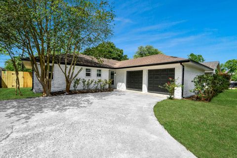 Photo of 11222 Cliffwood Drive, Houston, TX 77035 (MLS # 25852719)