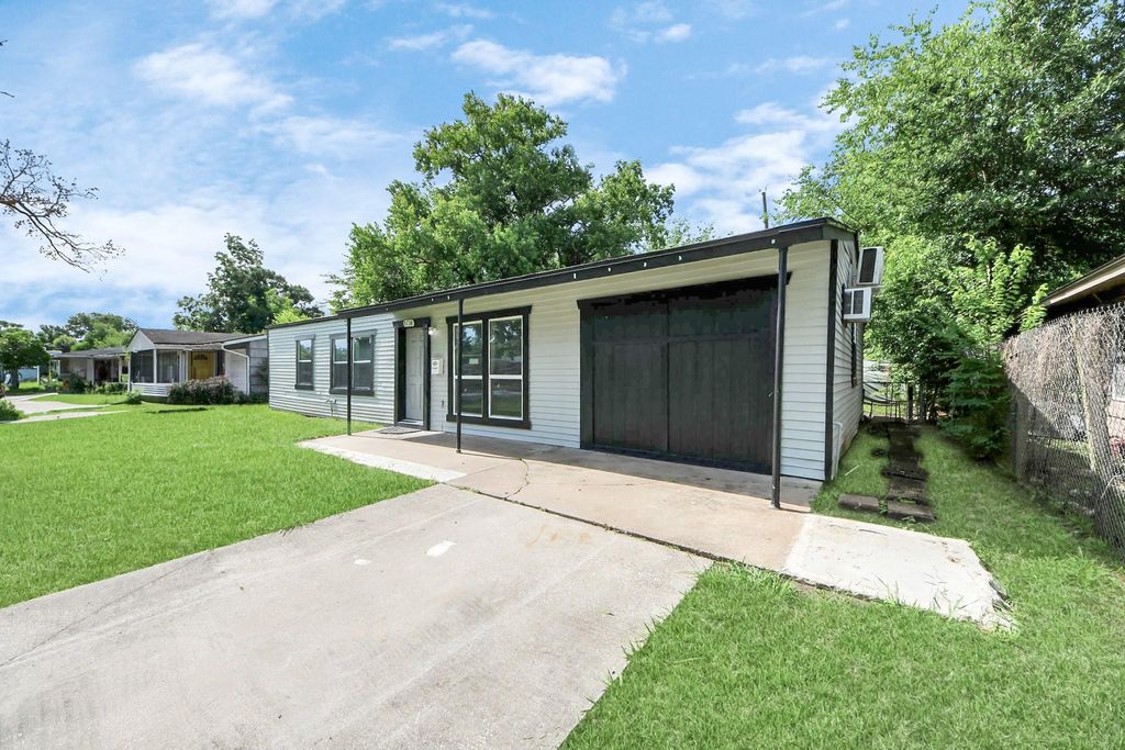 Photo of 5738 Kenilwood Drive, Houston, TX 77033 (MLS # 95438668)