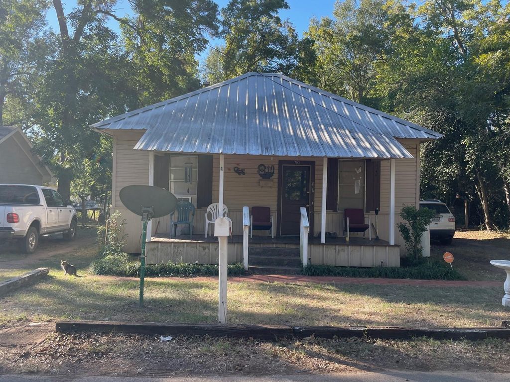 Photo of 703 E Terrell Avenue, Crockett, TX 75835 (MLS # 29222544)