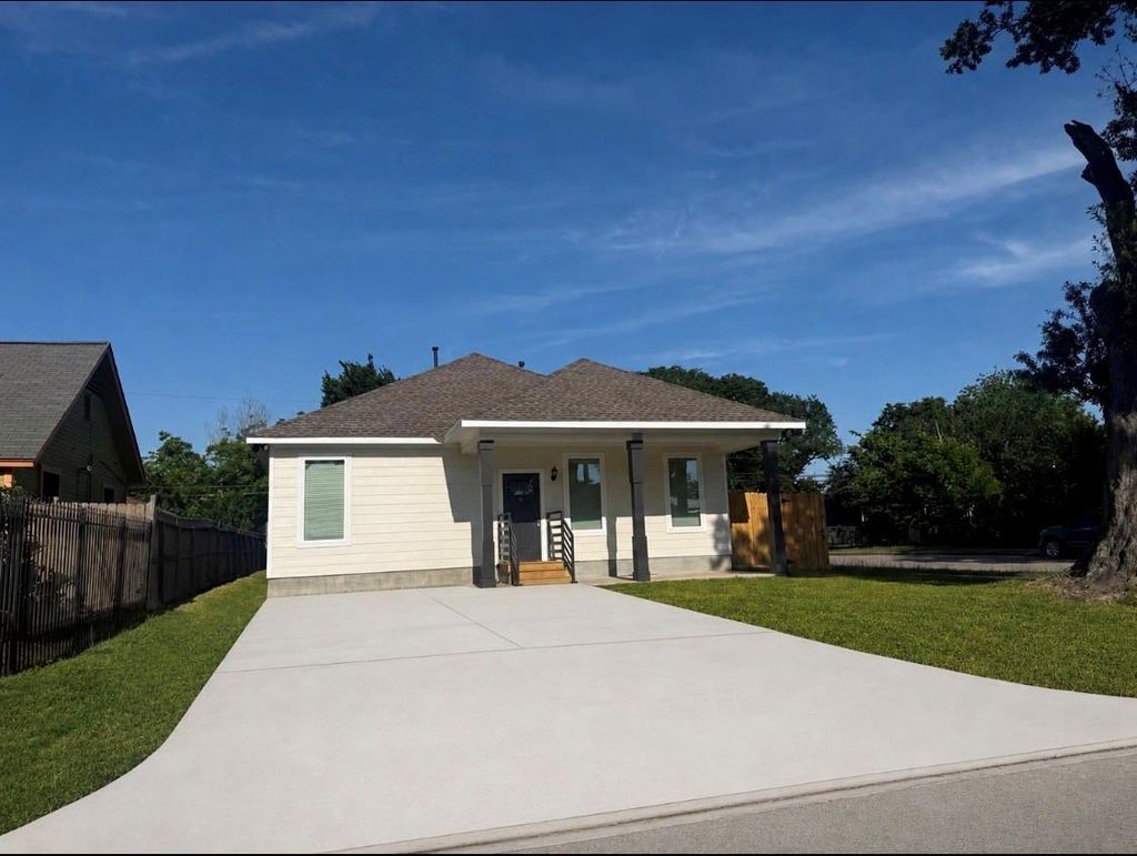 Photo of 623 Munger Street, Pasadena, TX 77506 (MLS # 42813777)