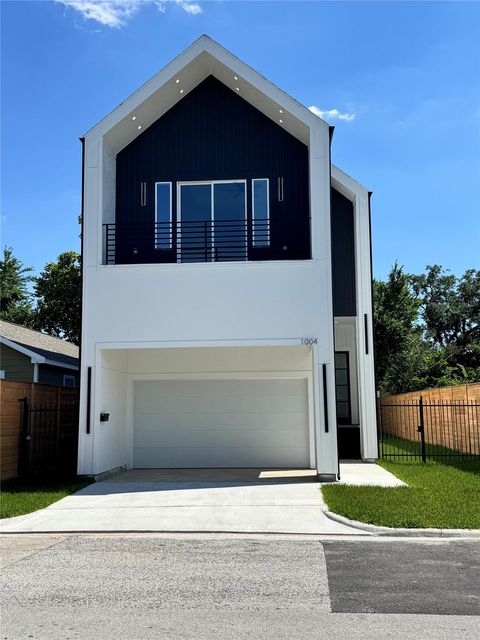 Photo of 1004 E 32nd Street, Houston, TX 77022 (MLS # 34418999)