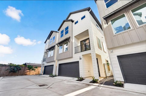 Photo of 902 Kern St ST #B, Houston, TX 77009 (MLS # 19041837)
