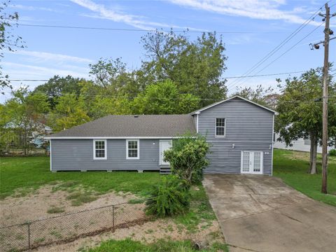 Photo of 99 Brownwood Drive #A, Baytown, TX 77520 (MLS # 18441085)