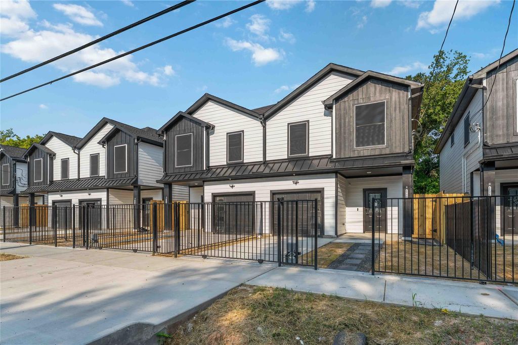 Photo of 6736 Paris Street #A/B, Houston, TX 77021 (MLS # 4150398)