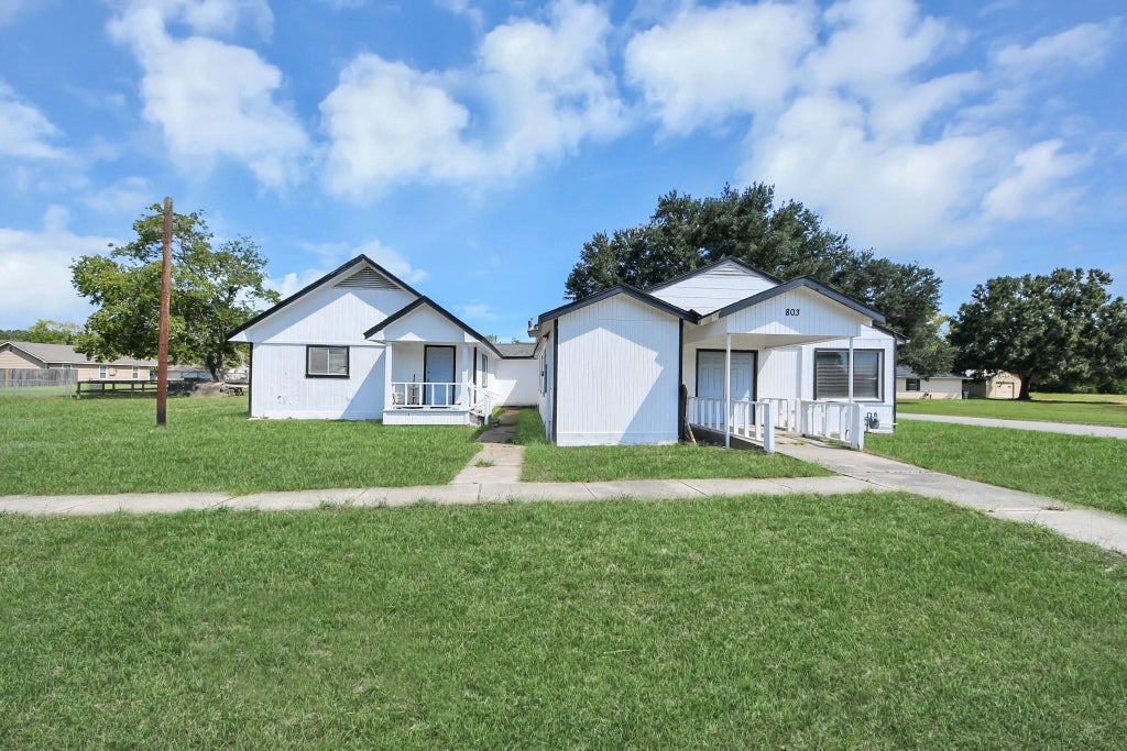 Photo of 803 Live Oak Street, Sealy, TX 77474 (MLS # 47520132)