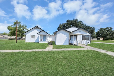 Photo of 803 Live Oak Street, Sealy, TX 77474 (MLS # 47520132)