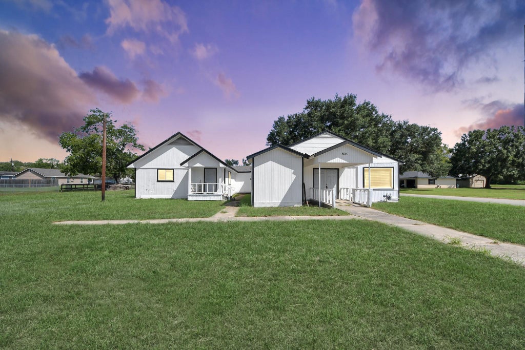 Photo of 803 Live Oak Street, Sealy, TX 77474 (MLS # 47520132)