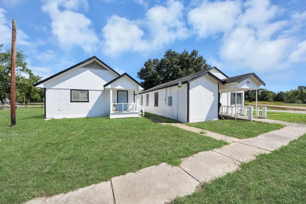Photo of 803 Live Oak Street, Sealy, TX 77474 (MLS # 47520132)