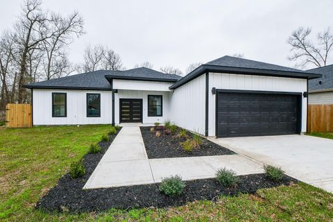 Photo of 340 Bending Oaks Lane, Livingston, TX 77351 (MLS # 29047874)