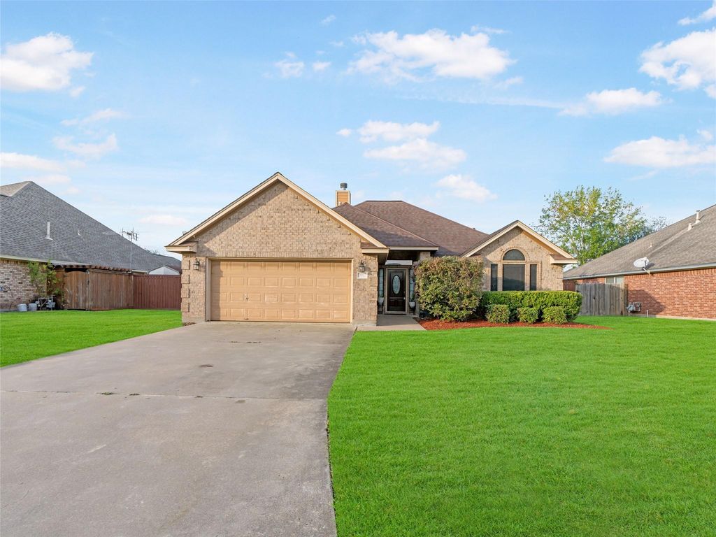 Photo of 102 Revere Court, Clute, TX 77531 (MLS # 67115439)