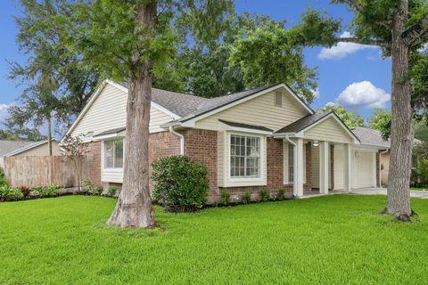 Photo of 402 Forest Hills Drive, League City, TX 77573 (MLS # 46656101)