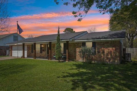 Homes For Sale - 1702 16th Ave N Ave<br/> Texas City, TX 77590