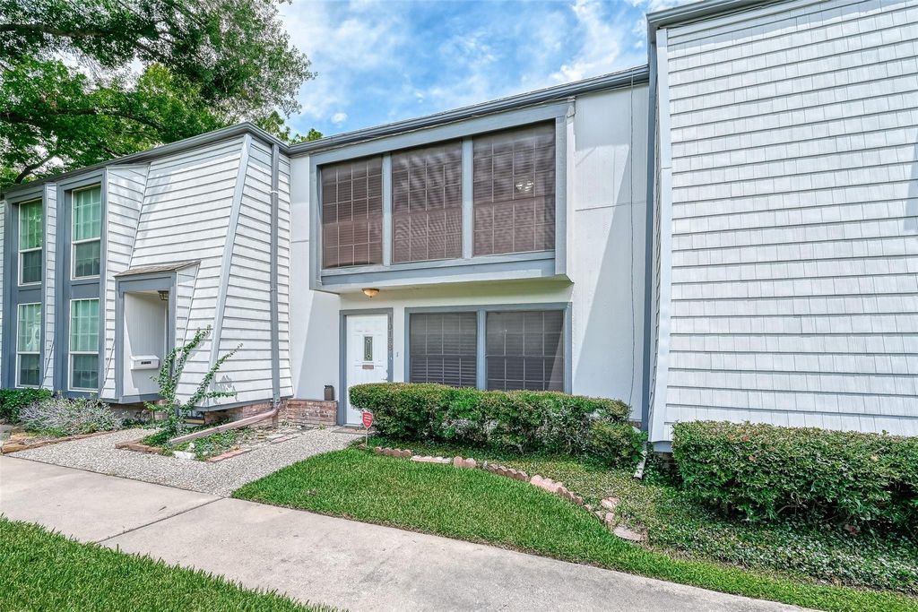 Photo of 10188 Beekman Place Drive, Houston, TX 77043 (MLS # 74211781)