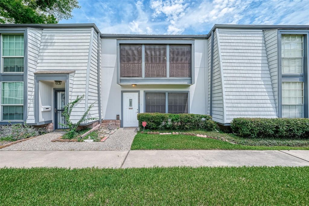 Photo of 10188 Beekman Place Drive, Houston, TX 77043 (MLS # 74211781)