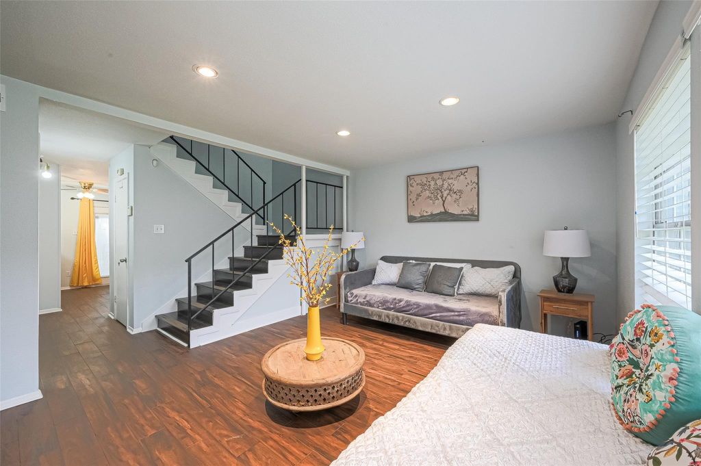 Photo of 10188 Beekman Place Drive, Houston, TX 77043 (MLS # 74211781)