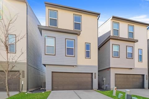 Photo of 18616 Whimsic Alley, Shenandoah, TX 77385 (MLS # 42681402)