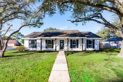 Photo of 402 W Castle Harbour Drive, Friendswood, TX 77546 (MLS # 19807840)