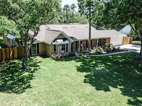 Homes For Sale - 208 Lakeshore Drive<br/> Seabrook, TX 77586