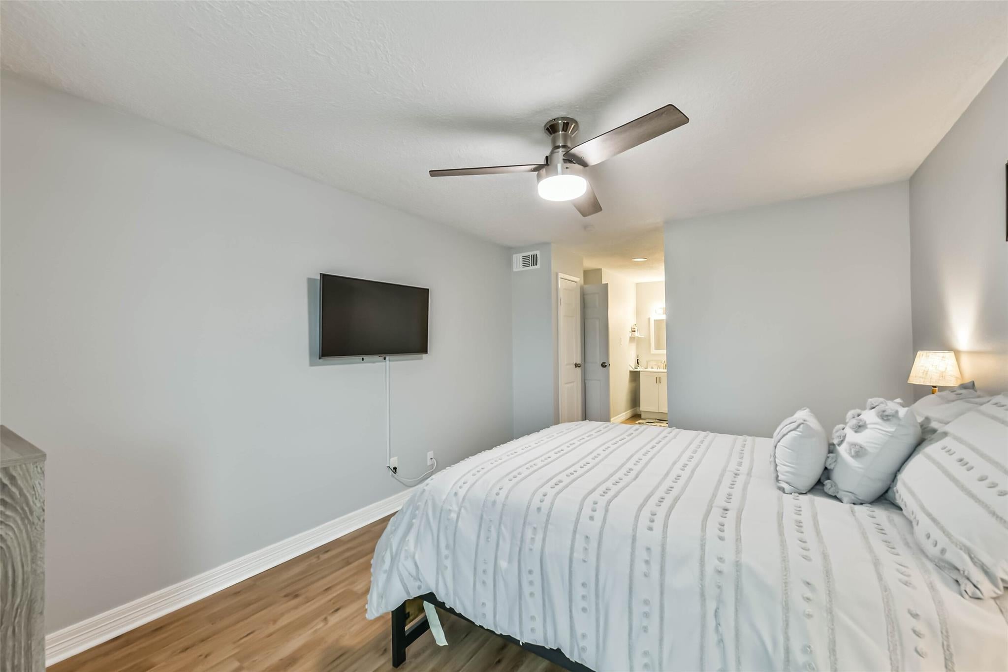 7600 Emmett F Lowry Expressway 904