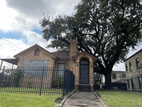 Photo of 4442 Leeland Street, Houston, TX 77023 (MLS # 74891781)