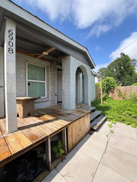 6908 Larkstone Street Houston TX 77028