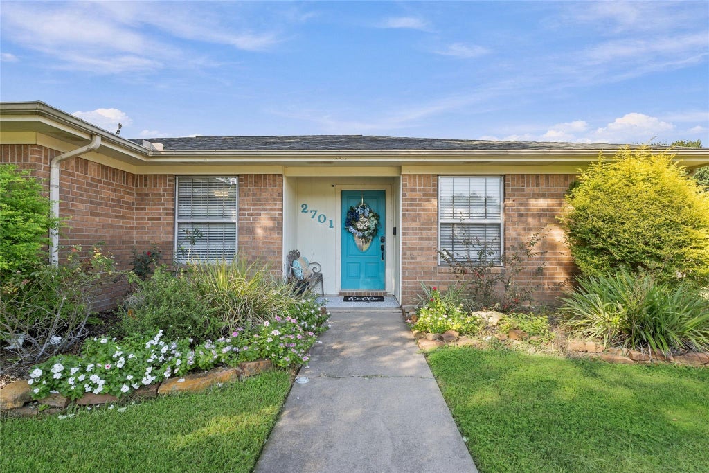 Photo of 2701 Brook Bend Lane, El Campo, TX 77437 (MLS # 95890317)