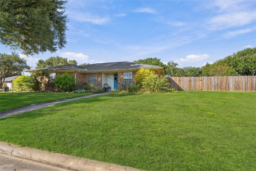 Photo of 2701 Brook Bend Lane, El Campo, TX 77437 (MLS # 95890317)