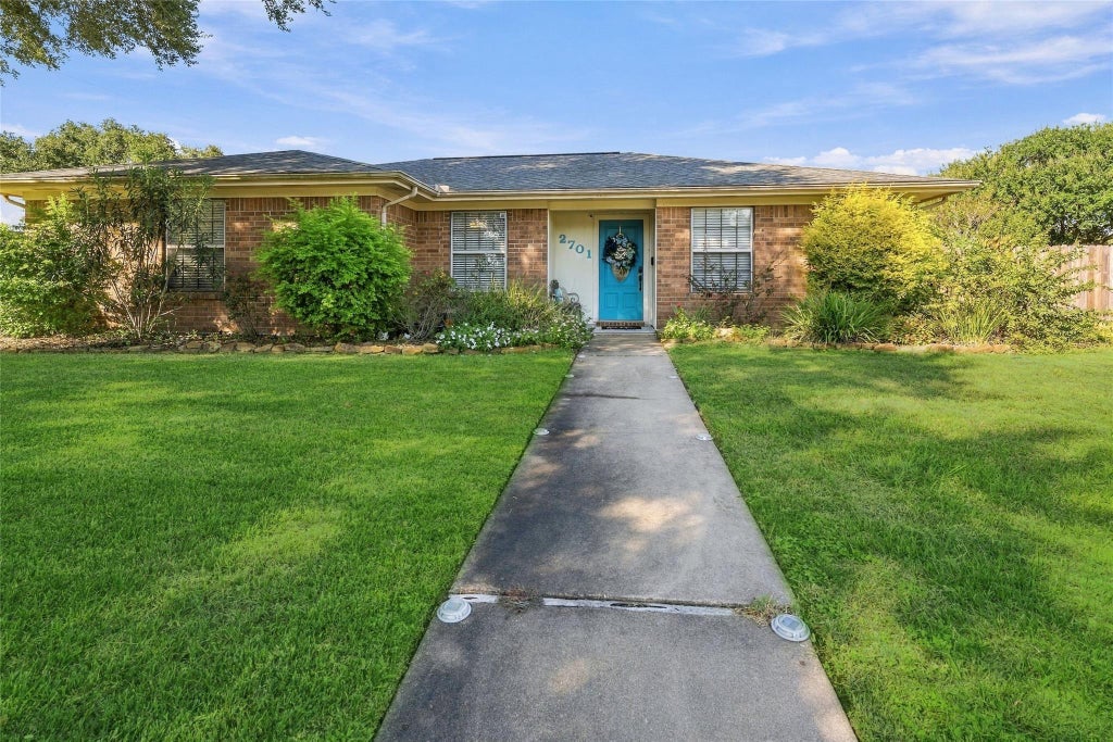 Photo of 2701 Brook Bend Lane, El Campo, TX 77437 (MLS # 95890317)