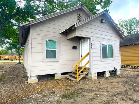 Photo of 907 E Jackson Street, El Campo, TX 77437 (MLS # 8730165)