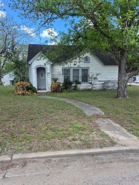Photo of 411 S Texana Street, Hallettsville, TX 77964 (MLS # 47195057)