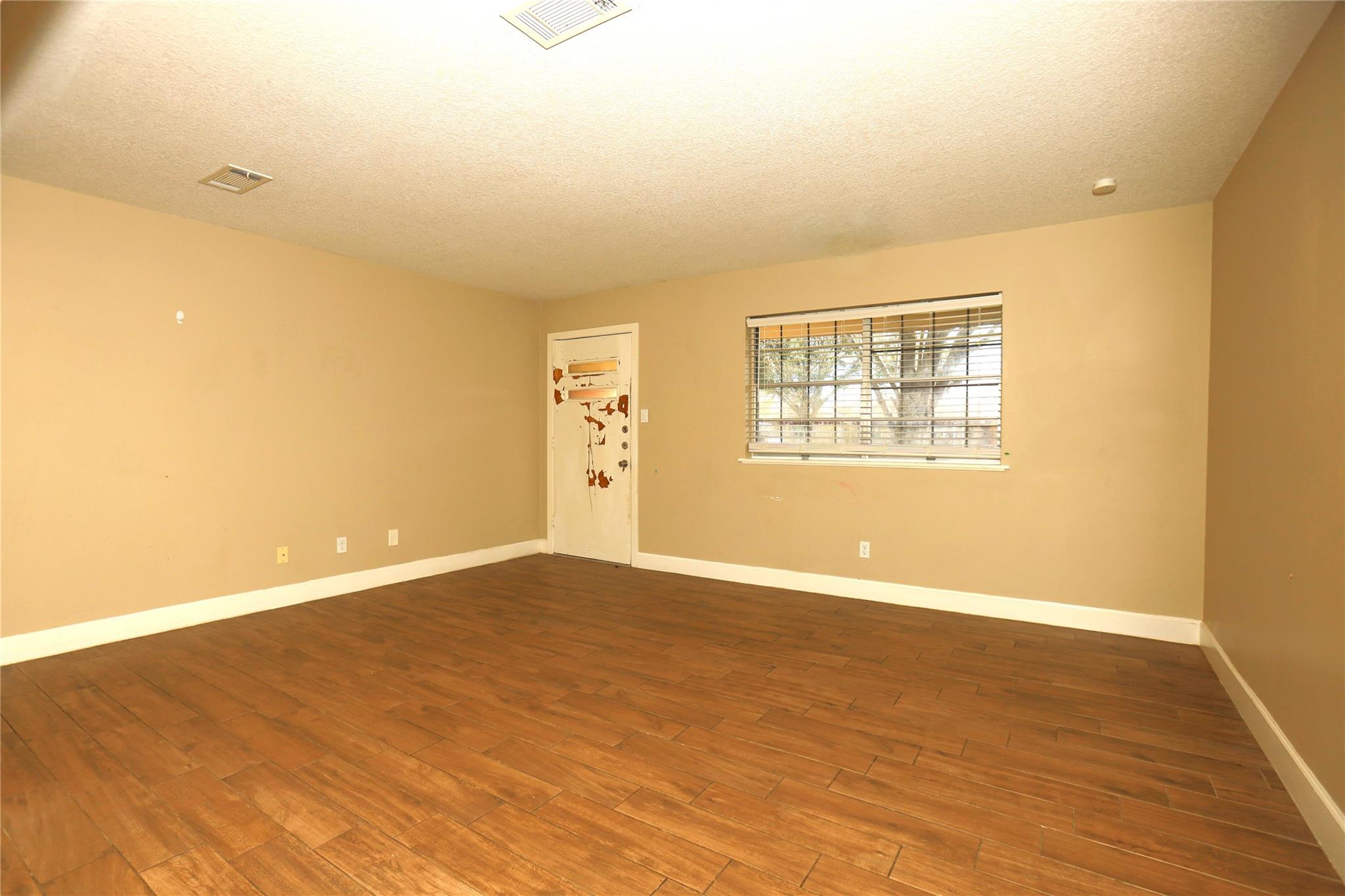 103 E Meadow Lane