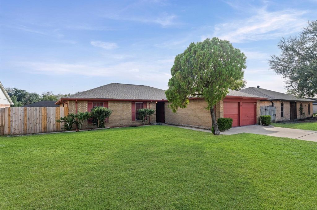 Photo of 711 Whippoorwill Drive, Missouri City, TX 77489 (MLS # 64700616)