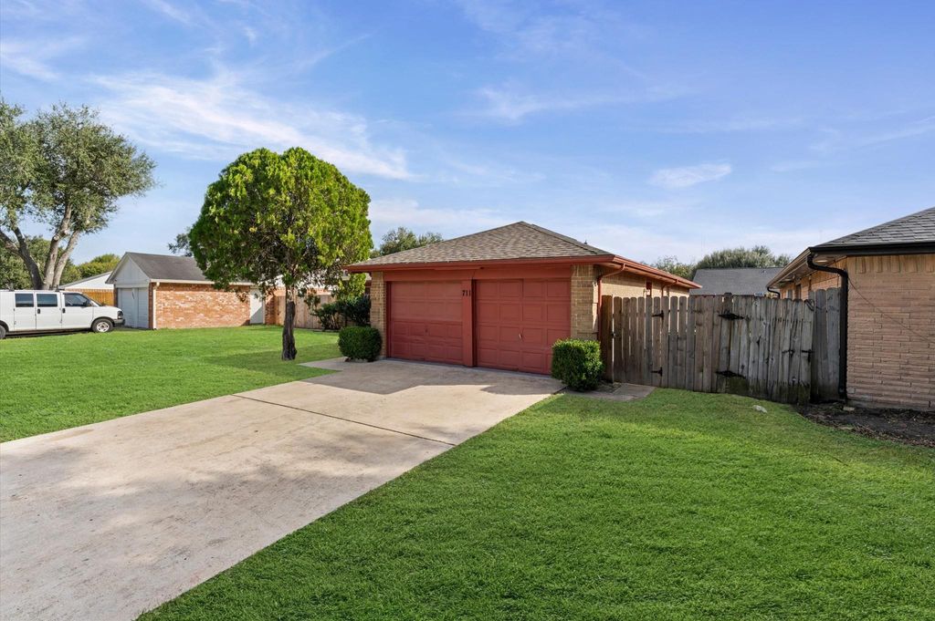 Photo of 711 Whippoorwill Drive, Missouri City, TX 77489 (MLS # 64700616)