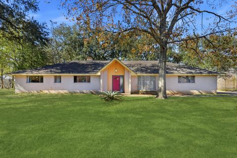 Tiny photo for 11902 Dover Street, Houston, TX 77031 (MLS # 62898886)